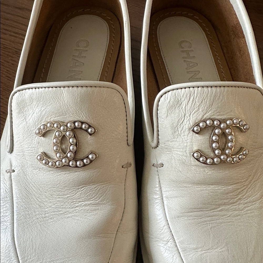 CHANEL Pearl CC logo White Leather Loafers - Picture 3 of 9